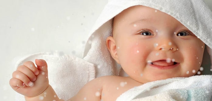 خشک کردن بدن نوزاد با حوله سفید خشک کردن بدن نوزاد با حوله سفید