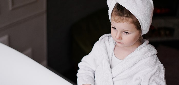 حوله پالتویی سفید رنگ برای گرم کردن دختر بچه حوله پالتویی سفید رنگ برای گرم کردن دختر بچه