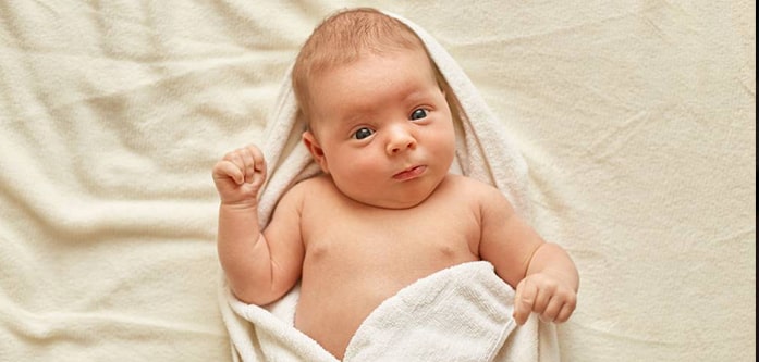 خشک کردن بدن نوزاد با حوله دورپیچ سفید خشک کردن بدن نوزاد با حوله دورپیچ سفید